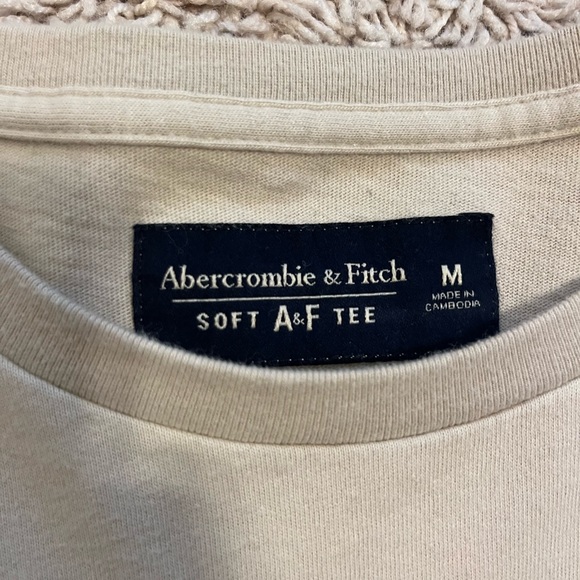 Men’s cream long sleeve Abercrombie tee in a size M! - Picture 2 of 3